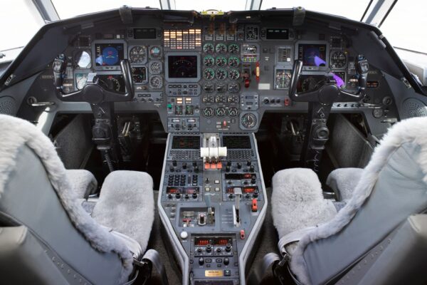 PRIVAIRA-FALCON-900-cockpit